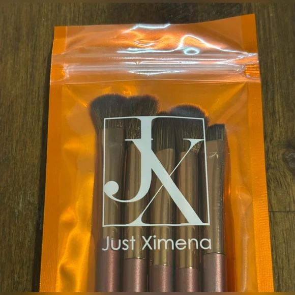 Quatrefoil Leopard Printed Keychain And Just Ximena Brushes - Picture 12 of 17